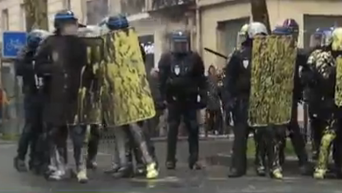 Парижане облили полицейских краской на акции против трудовых реформ