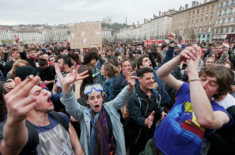 Сотни тысяч французов вышли бастовать против изменений законов о труде