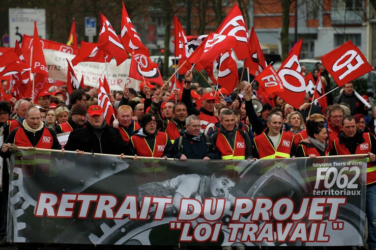Сотни тысяч французов вышли бастовать против изменений законов о труде