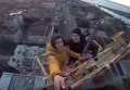 Парень залез на кран недостроенной высотки в Николаеве. Видео