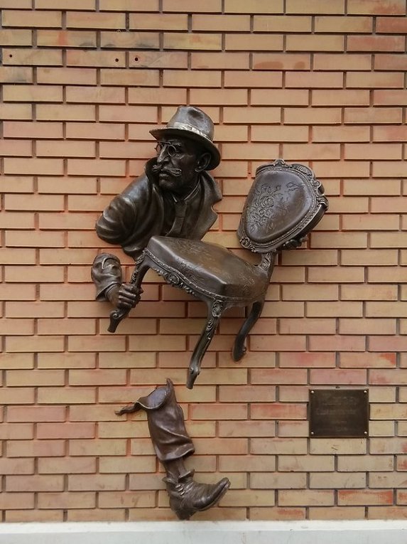 Скульптура Кисы Воробьянинова, героя 12 стульев появилась в Харькове