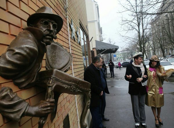 Скульптура Кисы Воробьянинова, героя 12 стульев появилась в Харькове