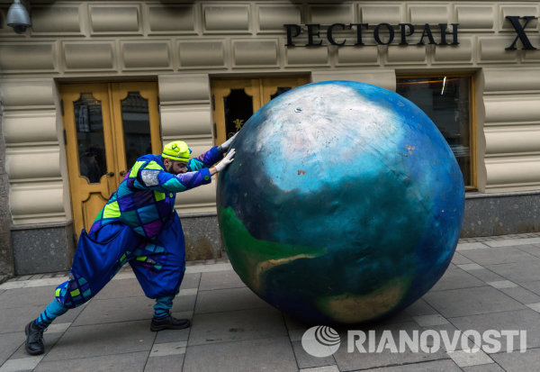Участник парада клоунов в рамках XIII Международного Смешного фестиваля в Санкт-Петербурге.
