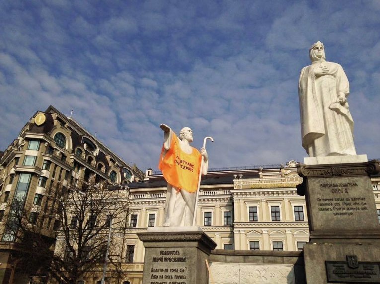 В Киеве на Михайловской площади активисты провели перформанс, в ходе которого одели жилет парковщика на памятник апостолу Андрею Первозванному.