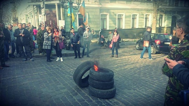 Палатка и горящие шины под стенами облпрокуратуры в Одессе