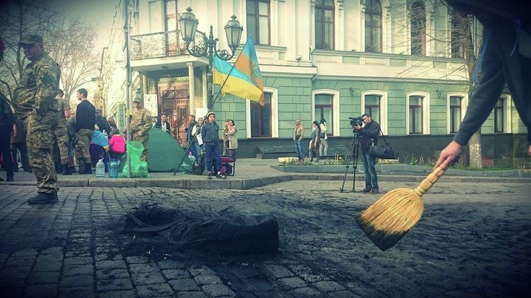 Палатка и горящие шины под стенами облпрокуратуры в Одессе