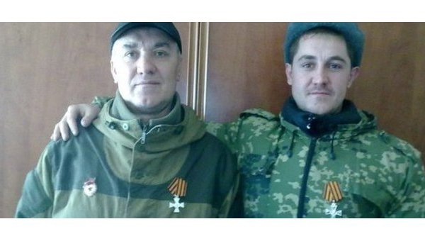 Ополченец самопровозглашнной ДНР Батя (слева) с сыном
