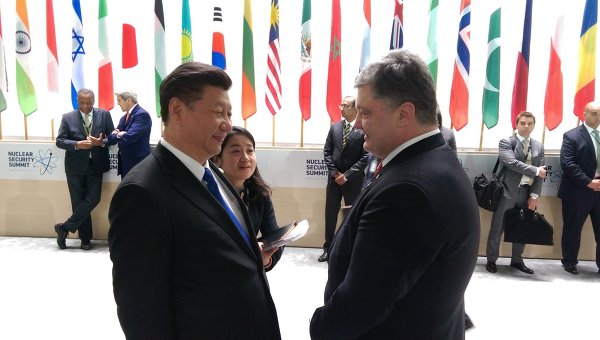Председатель КНР Си Цзиньпин и президент Украины Петр Порошенко
