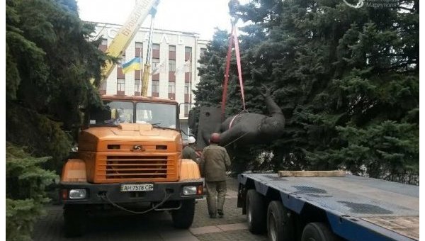 Памятник Орджоникидзе демонтировали у комбината Азовсталь в Мариуполе