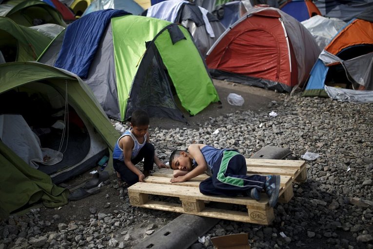 Беженцы с Ближнего Востока на границе Македонии и Греции