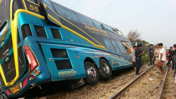 В Таиланде поезд столкнулся с автобусом