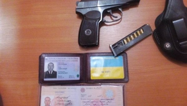 Документы и оружие прокурора, задержанного за дебош в Одессе