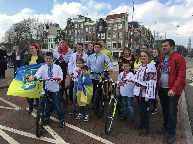 Глава МИД Украины Павел Климкин в рамках визита в Нидерланды присоединился к флешмобу Я еду с вами