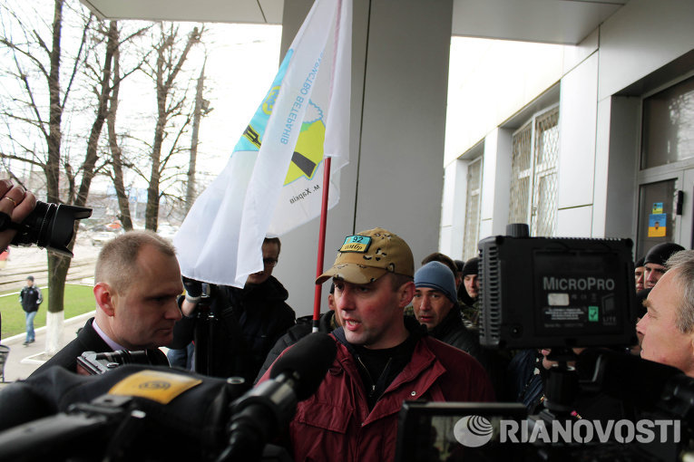 Пресс-секретарь Харьковоблэнерго Владимир Скичко (слева) сказал, что руководство готово к встрече и ждет в административном корпусе через дорогу