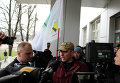 Пресс-секретарь Харьковоблэнерго Владимир Скичко (слева) сказал, что руководство готово к встрече и ждет в административном корпусе через дорогу