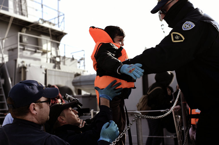 Греческая береговая охрана спасает мигрантов