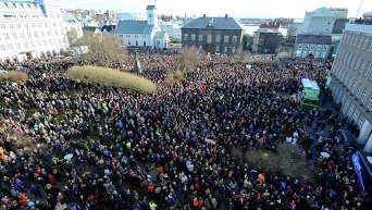Протесты в Рейкьявике из-за оффшорного скандала, в который вовлечен премьер Исландии Сигмюндюр Давид Гюннлейгссон
