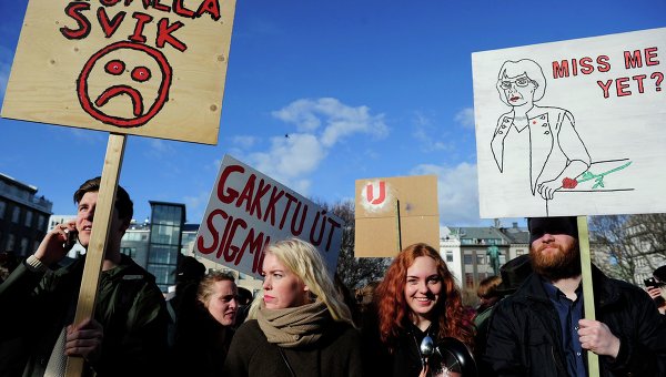 Протесты в Рейкьявике из-за оффшорного скандала, в который вовлечен премьер Исландии Сигмюндюр Давид Гюннлейгссон