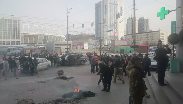 Бойцы Айдара подожгли шины у офиса Шуфрича в центре Киева