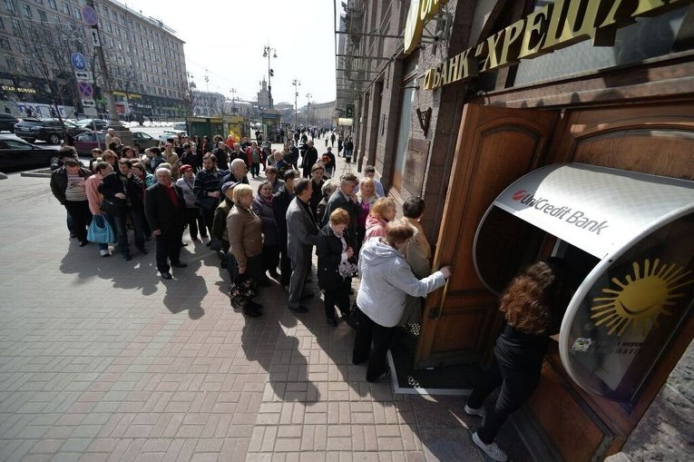 В Киеве у офиса банка Хрещатик люди требуют вернуть им деньги