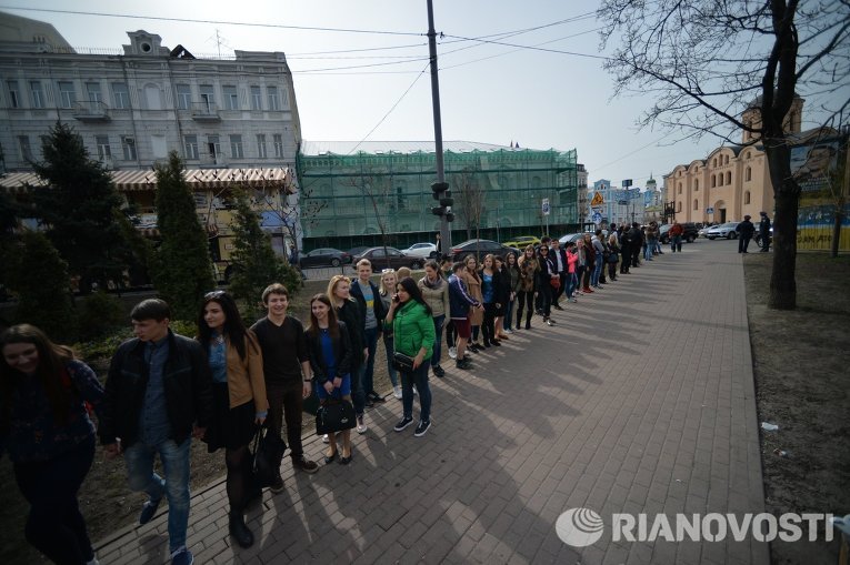 В Киеве студенты создали живую цепь в поддержку референдума в Нидерландах