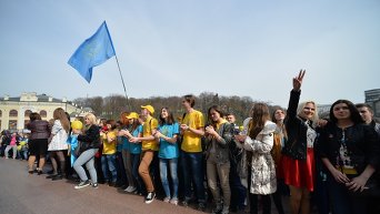 В Киеве студенты создали живую цепь в поддержку референдума в Нидерландах