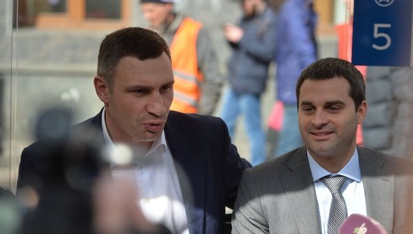 Виталий Кличко и Илья Сагайдак на презентации смарт-остановки в Киеве