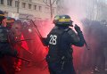 Сотрудники французской полиции в ходе массовых протестов в Париже против трудового законодательства