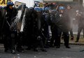 Сотрудники французской полиции в ходе массовых протестов в Париже против трудового законодательства
