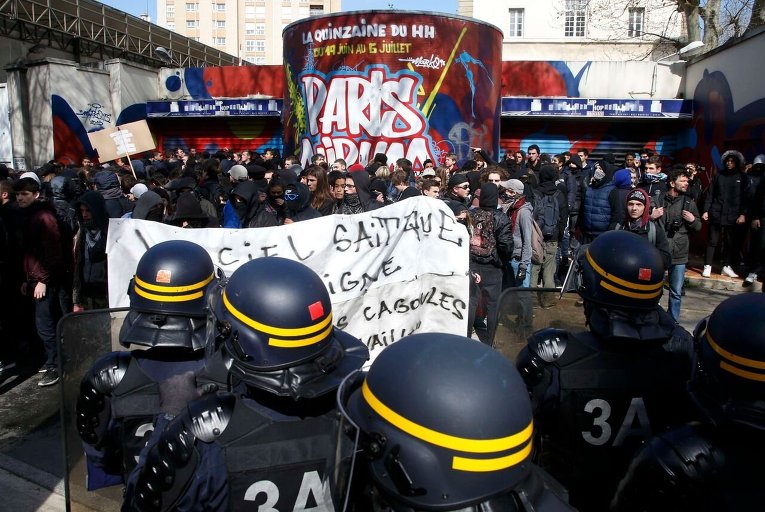 Массовые протесты в Париже против трудового законодательства