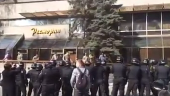 Силовики силой выселили людей в камуфляже из киевской гостиницы. Видео