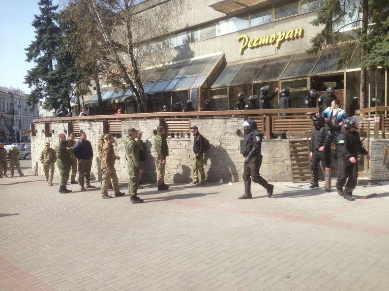 Спецоперация силовиков по выселению людей в камуфляже из гостиницы Лыбидь в Киеве