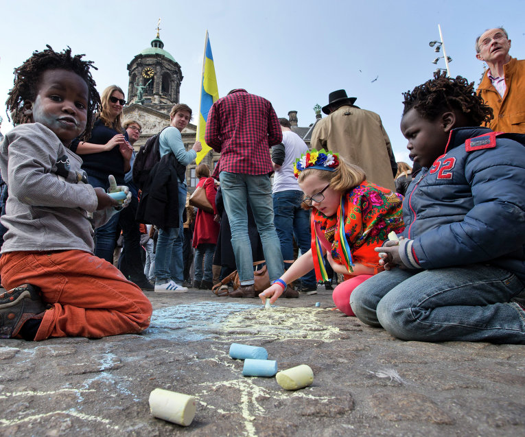 Дети рисуют флаг Украины на площади Дам в Амстердаме
