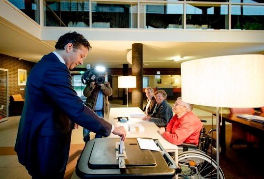 Министр финансов Нидерландов и председатель Еврогруппы Йерун Дейсселблум уже проголосовал на референдуме