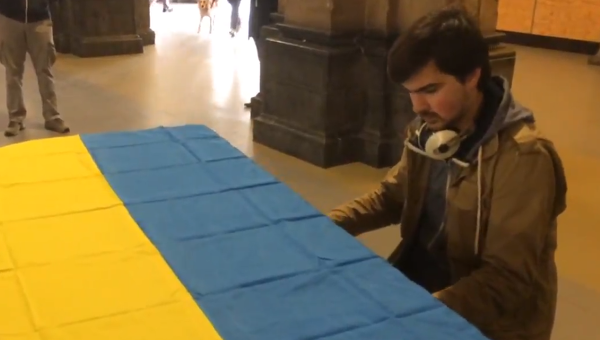 Украинец в Амстердаме сыграл на патриотическом рояле