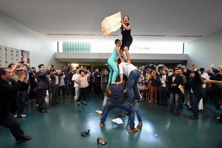 Демонстранты протестуют против импичмента президента Дилма Руссеффа в Национальном конгрессе в Бразилии