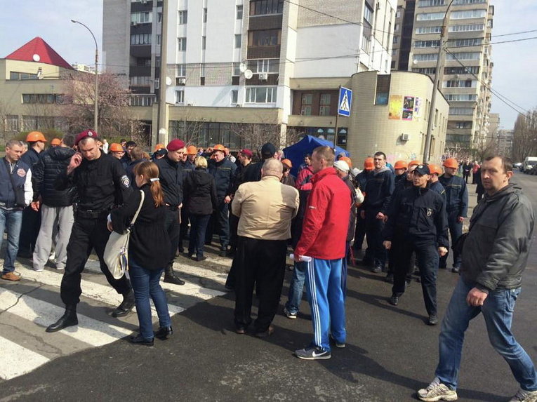 Драка на скандальной застройке на Никольской Слободке в Киеве