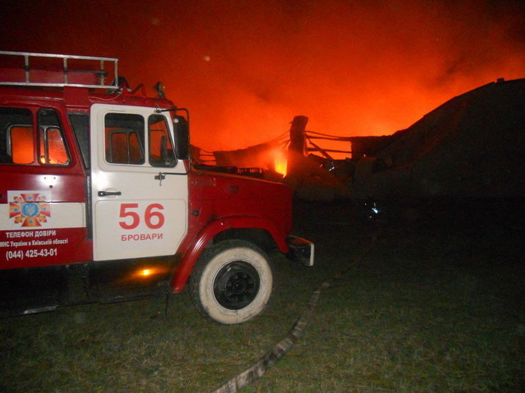Пожар в складском здании в селе Великая Дымерка в Киевской области