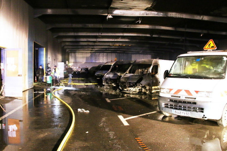 34 транспортных средств, припаркованных в ангарах муниципалитета были сожжены во французском Компьене в ночь на 7 апреля.