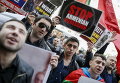 Люди принимают участие в митинге в поддержку Азербайджана в связи с конфликтом в непризнанном Нагорно-Карабахском региона, перед зданием посольства Армении в Киеве
