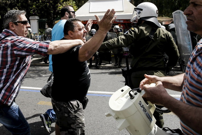 Столкновения с полицией в Афинах во время акции протеста против продажи крупнейшего порта Греции