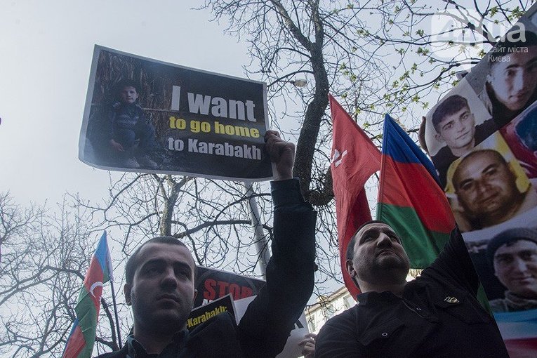 В Киеве диаспора Азербайджана пикетировала посольство Армении