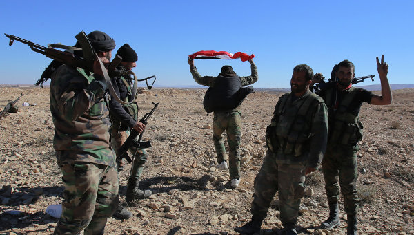 Солдаты правительственной армии Сирии с национальным флагом