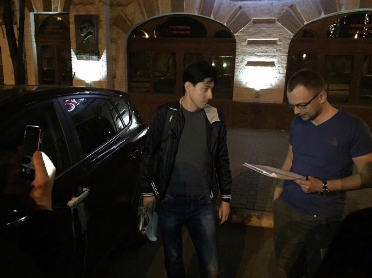 Следователи ГПУ зачитали подозрение Касько прямо на улице Киева