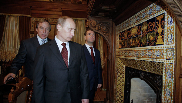 Дмитрий Медведев, Сергей Ролдугин (слева) и Владимир Путин. Архивное фото