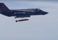 Палубная авиация ВМС США испытывает новые управляемые бомбы AGM-154. Видео