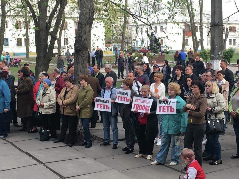 Вече в Коцюбинском в поддержку поселкового главы Ольги Матюшиной
