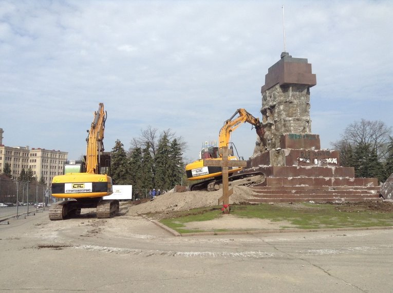 В Харькове начался демонтаж постамента, на котором стоял Ленин