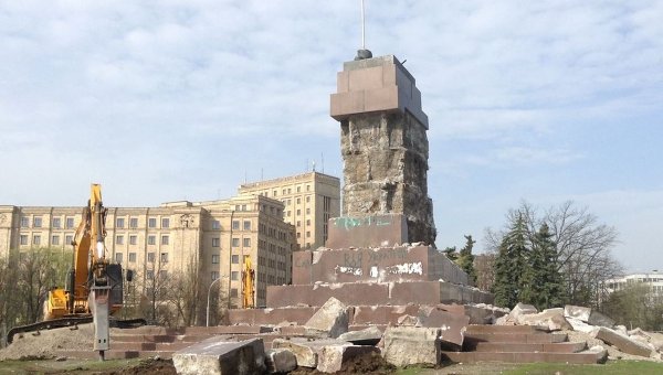 В Харькове начался демонтаж постамента, на котором стоял Ленин