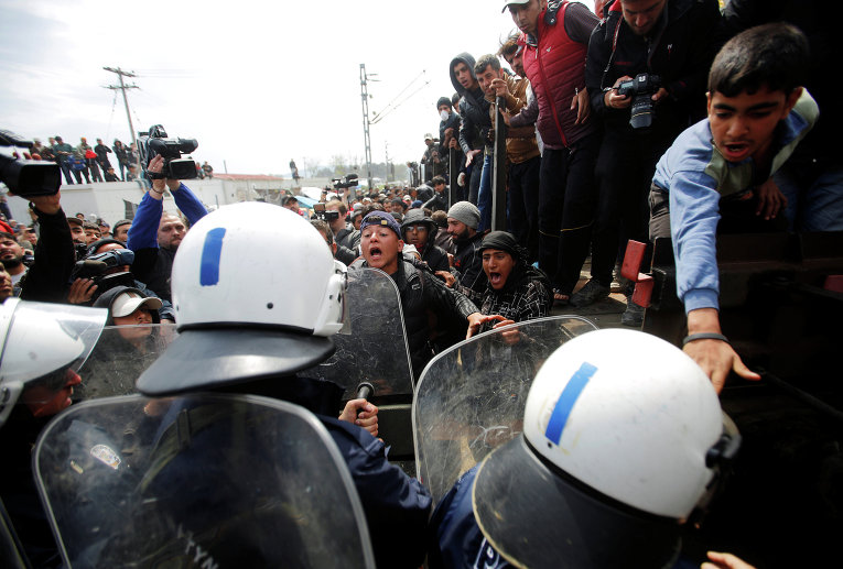 Столкновения мигрантов и полиции в Греции
